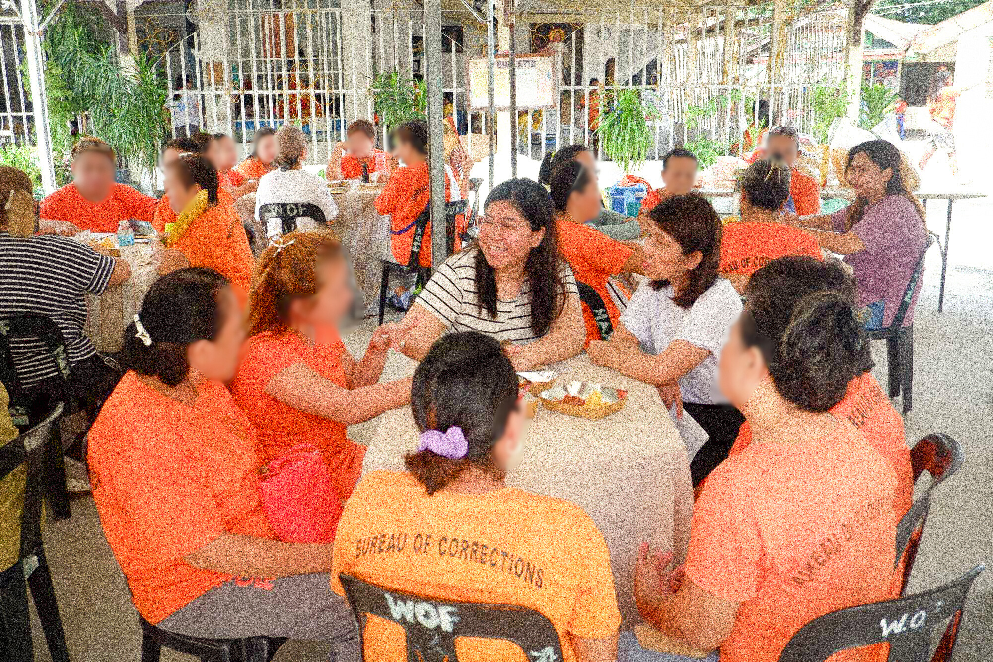 Bringing the Favor Girl Experience to CIW A number of inmates at the Correctional Institution for Women were recently treated to a morning of food, fun and fellowship through the Favor Girl Hangout. Meeting in small groups of five, the ladies’ creative juices flowed once again as they colored the illustrative card with their choice of Bible verse and shared their life experiences while munching on tortillas and dip.